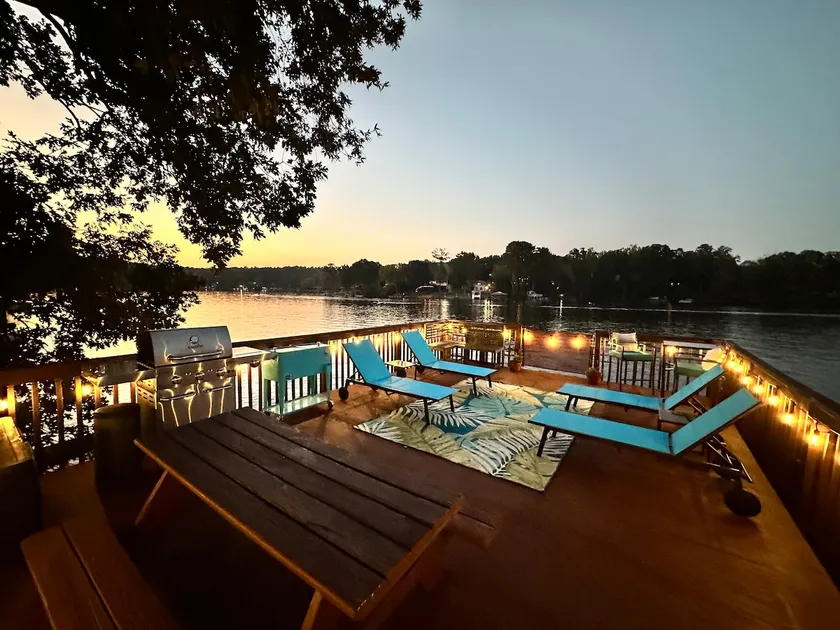 Lakefront Retreat with Luxury Touch - Image 1