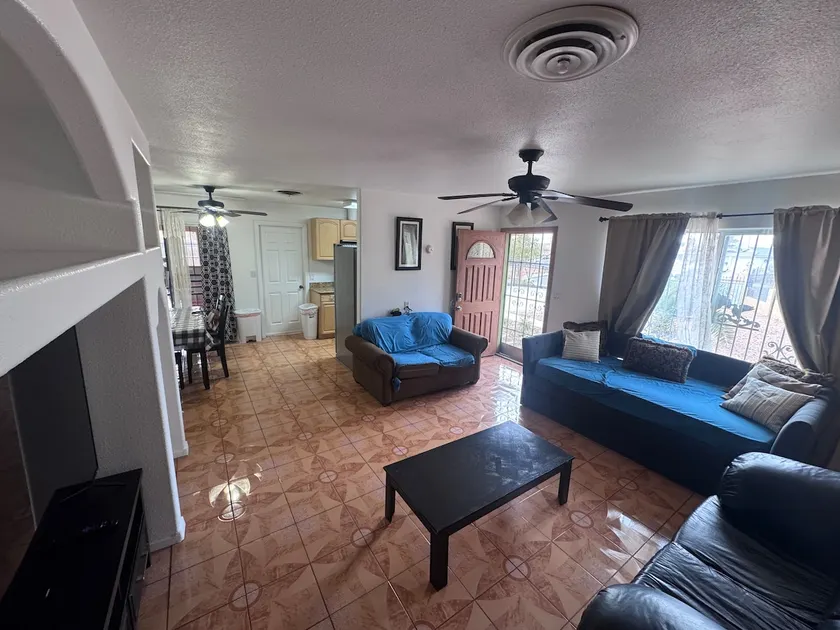 comfy house in N Las Vegas (close to the strip) - Image 1