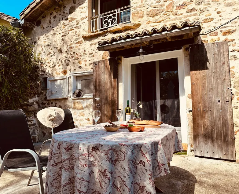 Romantic gîte with terrace & swimming pool - Image 1