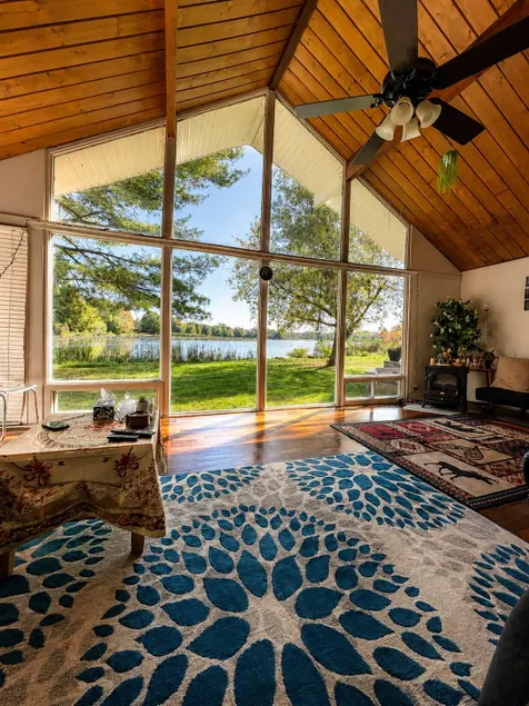 DREAM LAND Lake Front CHALET, HOT TUB - Image 1
