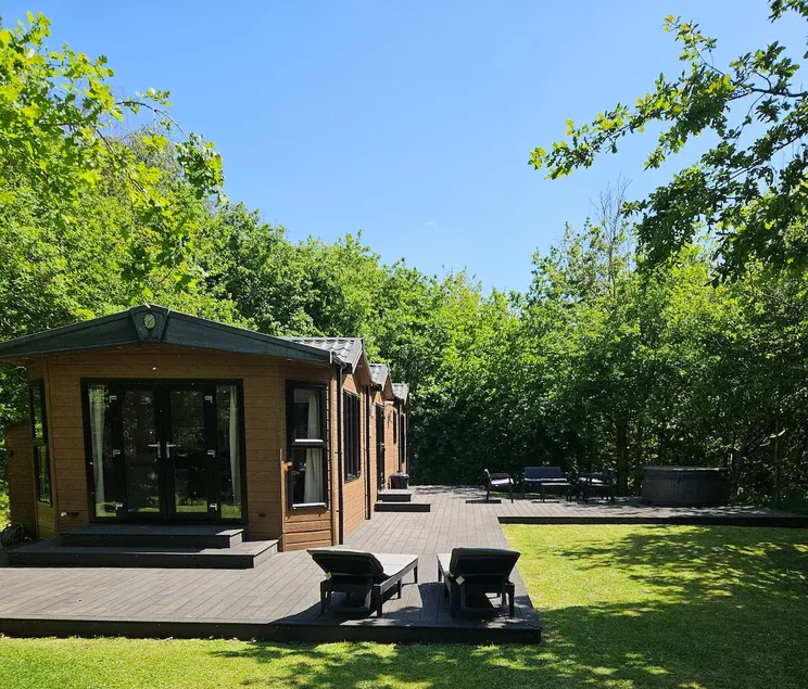 Oak Tree Lodge with Hot Tub near Alton Towers - Image 1