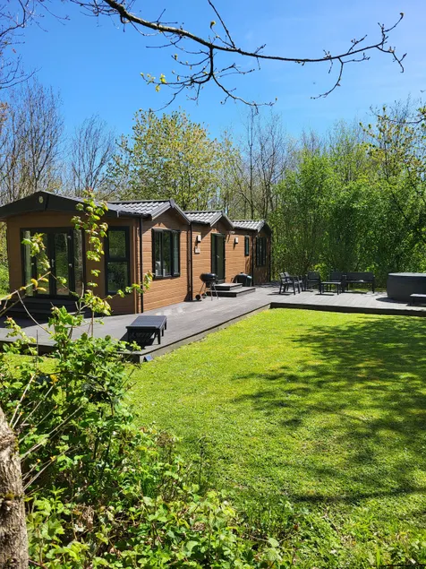 Oak Tree Lodge with Hot Tub near Alton Towers - Image 1