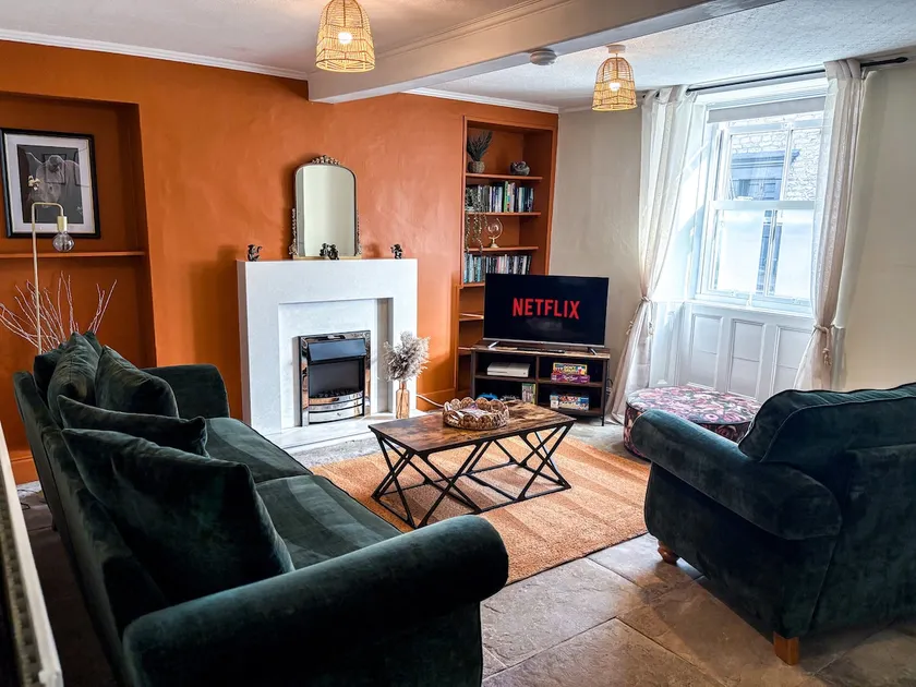 Bourne Cottage, Stylish 3 Bed Retreat for Families & Groups, Sleeps 7, Pets Welcome - Image 1