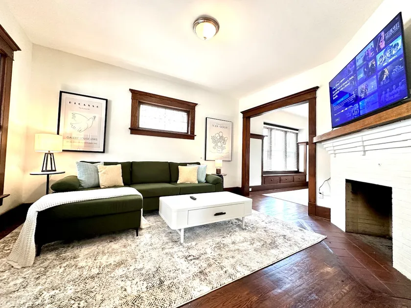 Stately home in Kenmore Village - Image 1