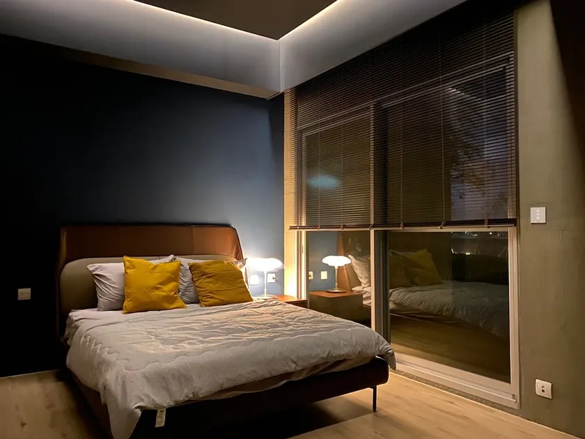 Lishe | Light Travel Home | Large Lawn | Hotel Configuration | Bathroom Amenities | Private Parking | Netflix Member | Full Cutlery - Image 1