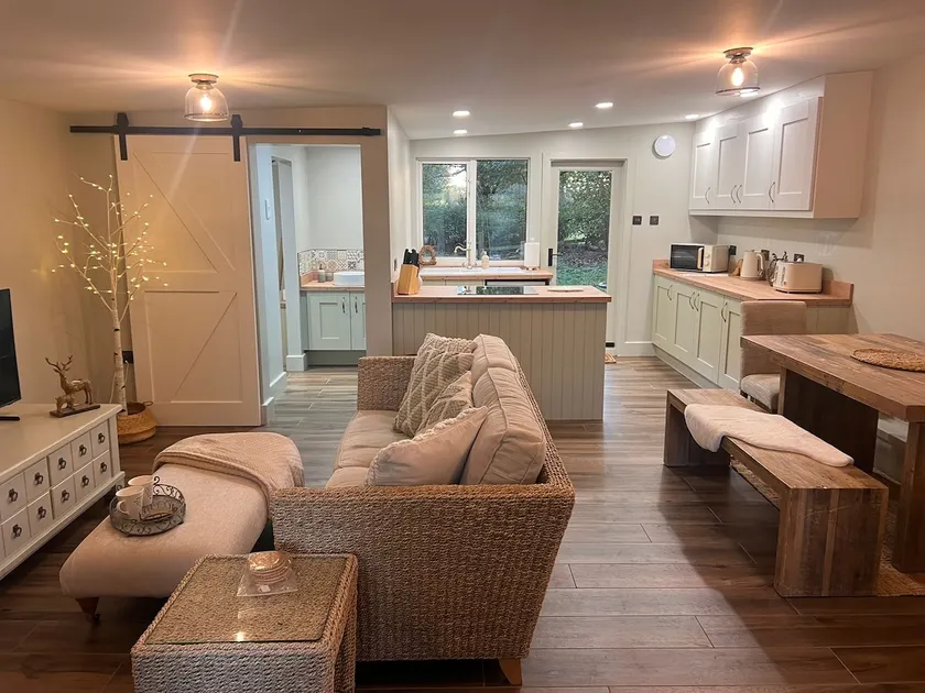 Cosy woodland cabin in Norfolk. - Image 1