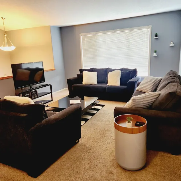 Spacious, private 4 bedroom home - Image 1