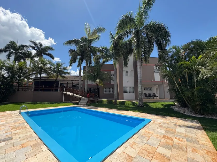 House with pool in the city - Image 1
