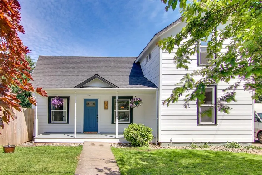 Davis Street Farmhouse - Image 1