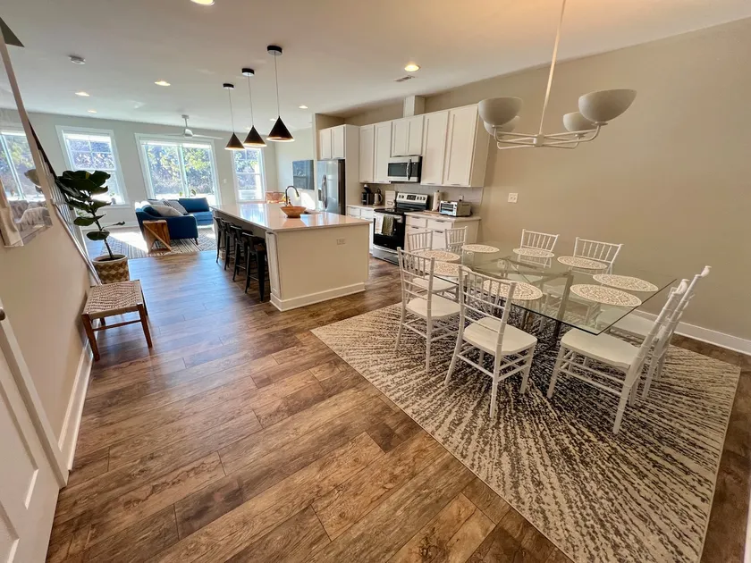 New Modern Beach Home, Close to Beaches - Image 1