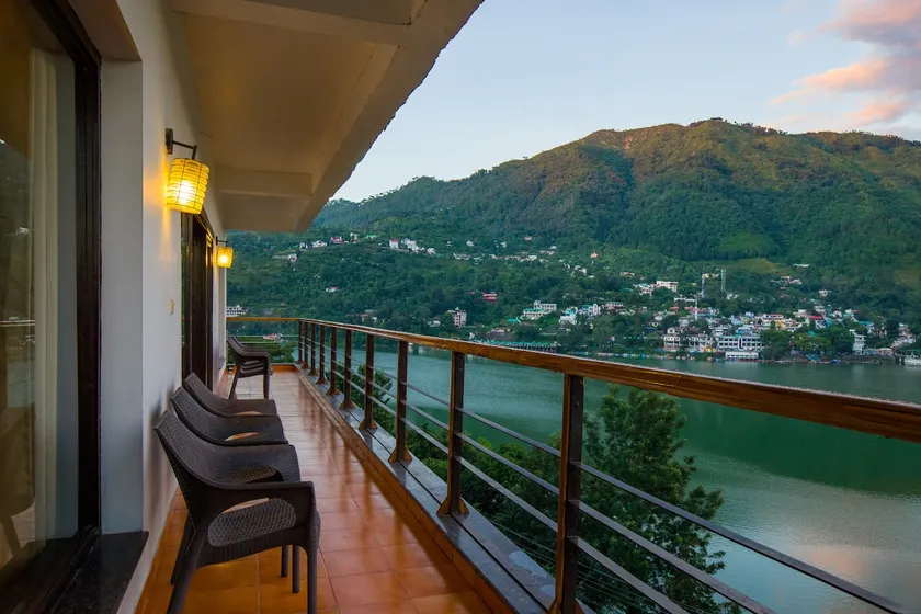 Lakeside Retreat Bliss & Nature Views - Image 1