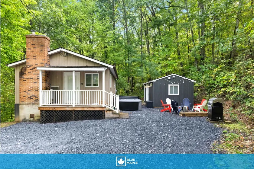 Cozy cabin w/hot tub & fire pit at Golden Woods - Image 1