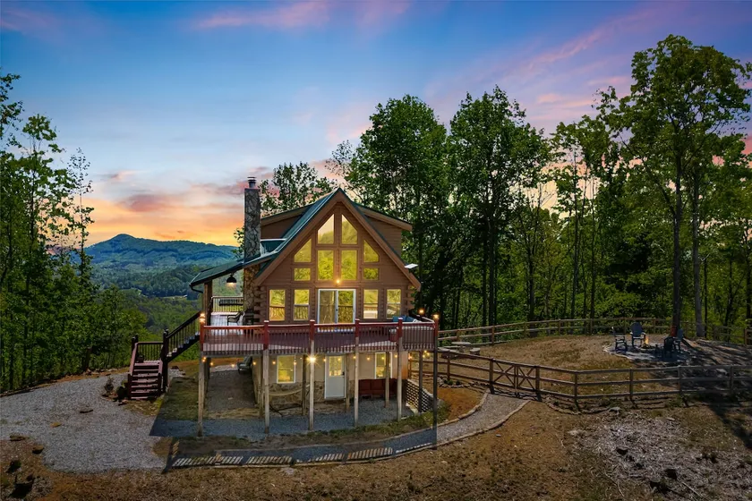 Charming Cabin with Incredible Mountain Views - Image 1