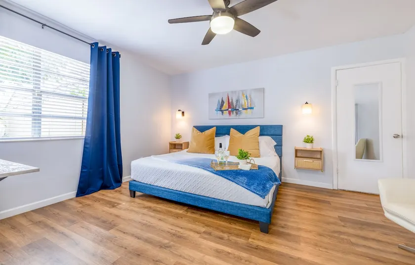 Cozy King Studio • Private Entry • Near Beach - Image 1