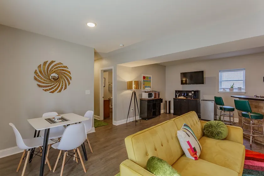 Peaceful guest suite just 15 minutes from downtown - Image 1