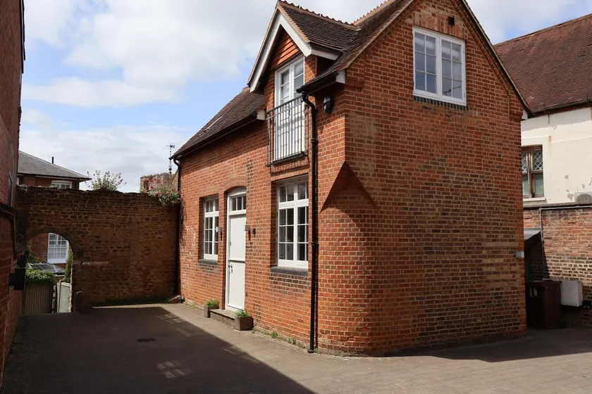 Gorgeous 2 Bed Town Central Home + Free Parking! - Image 1