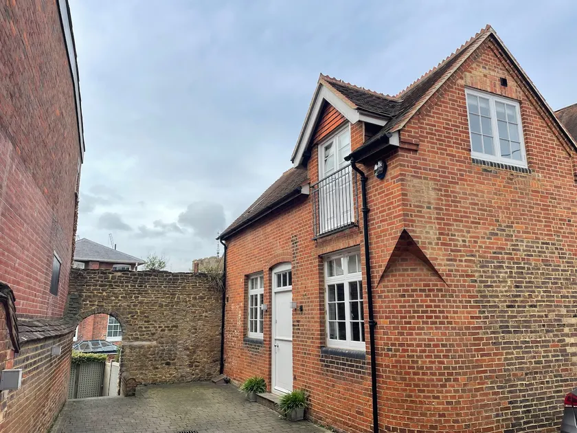 Gorgeous 2 Bed Town Central Home + Free Parking! - Image 1