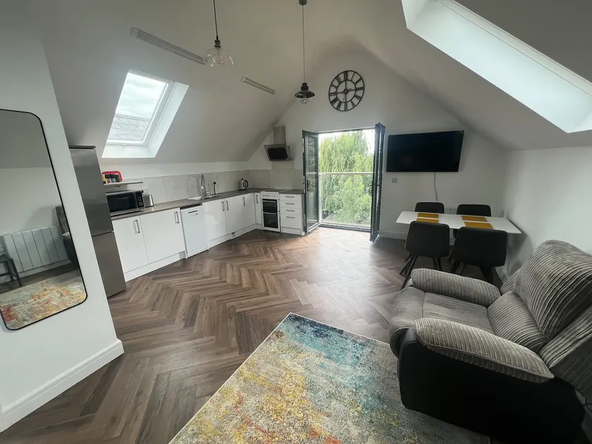 White House apartment, Staines upon Thames - Image 1