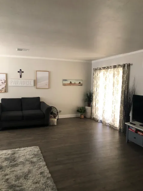 Cozy 2 bedroom with large family room. - Image 1