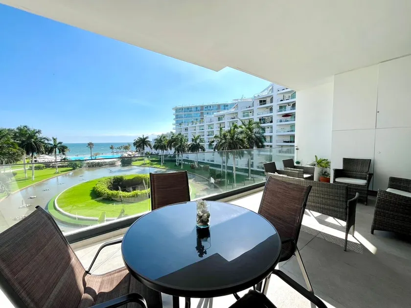 405 Spacious apartment with ocean views - Image 1