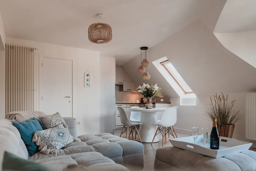 Stylish downtown loft and opposite park - Image 1