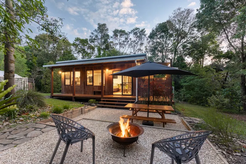 Flame Trees Cabin - Hinterland Garden Retreat - Image 1