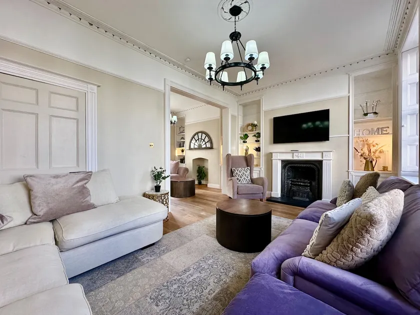 Beautiful 5-Bed Regency Home in Montpellier - Image 1