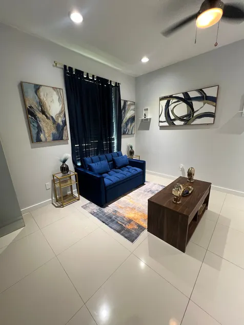 Cozy Townhouse in Great Location - Image 1