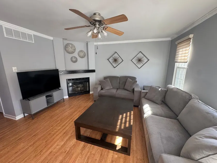 Cozy Modern Townhouse in Marlton - Image 1