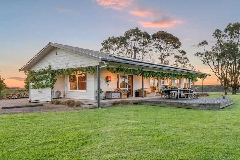 12 Apostles Farmstay Adults Retreat pets welcome - Image 1
