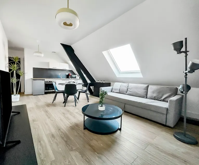 Bright Renovated Two-Bedroom, Fiber, Quiet and Downtown - Image 1