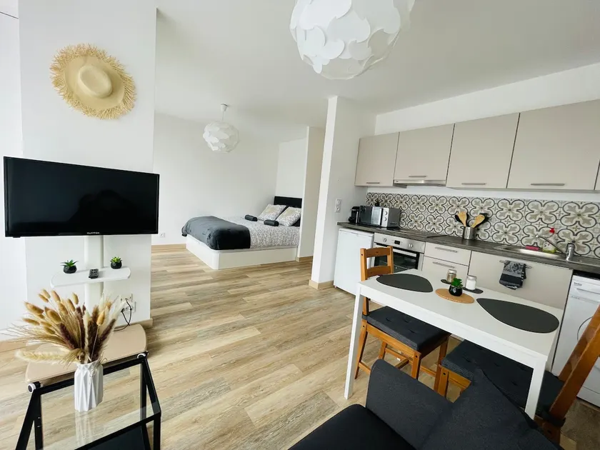 Downtown at your feet with private parking - Image 1