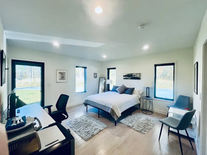 Beautiful suite w/own entrance on 100 acre farm - Image 1