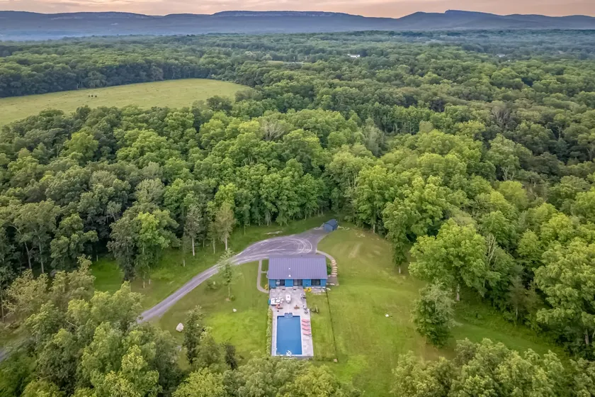 Beautiful suite w/own entrance on 100 acre farm - Image 1