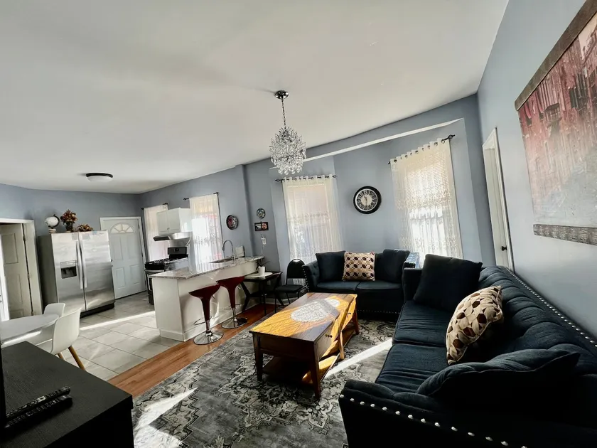 Kailyn Apartment, 5-mil Fenway,2-FreePrkg - Image 1