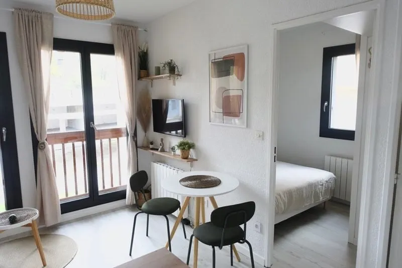 Cozy apartment with private parking - Image 1