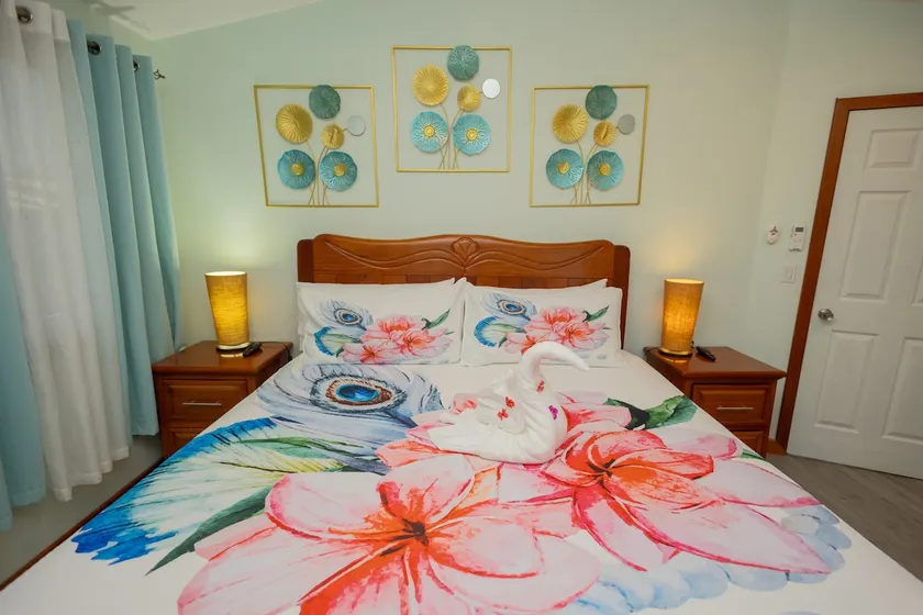 Cozy 2BR Island Home w/ Fast WiFi & Compl. Pickup - Image 1