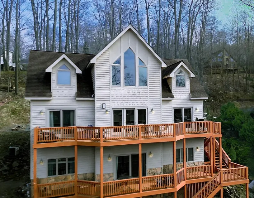 7-Bed Lake Retreat w/ Hot Tub & 5 mins to Wisp Ski - Image 1