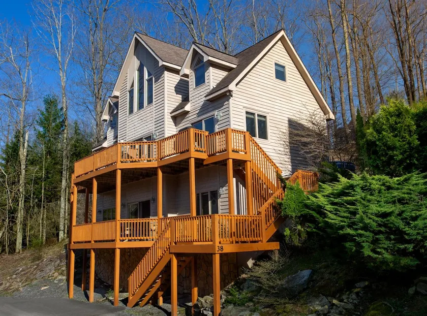 7-Bed Lake Retreat w/ Hot Tub & 5 mins to Wisp Ski - Image 1