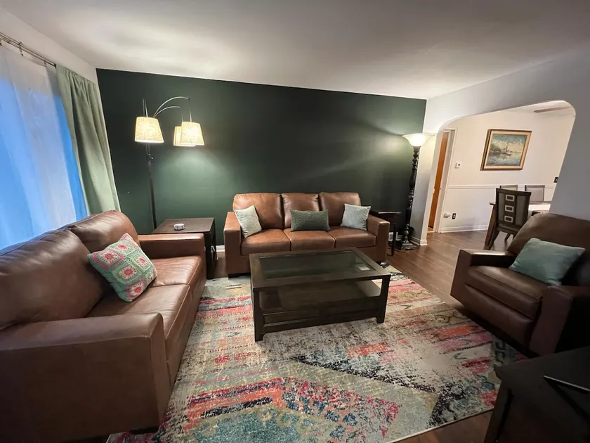 Elegant 3-bedroom Home in Cicero - Image 1