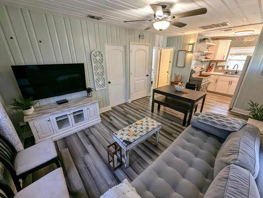 Old Southeast Paradise - Image 1