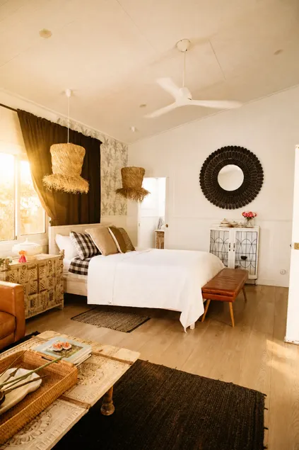 Chic Studio with Courtyard Garden - Image 1