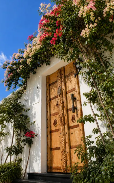 Chic Studio with Courtyard Garden - Image 1