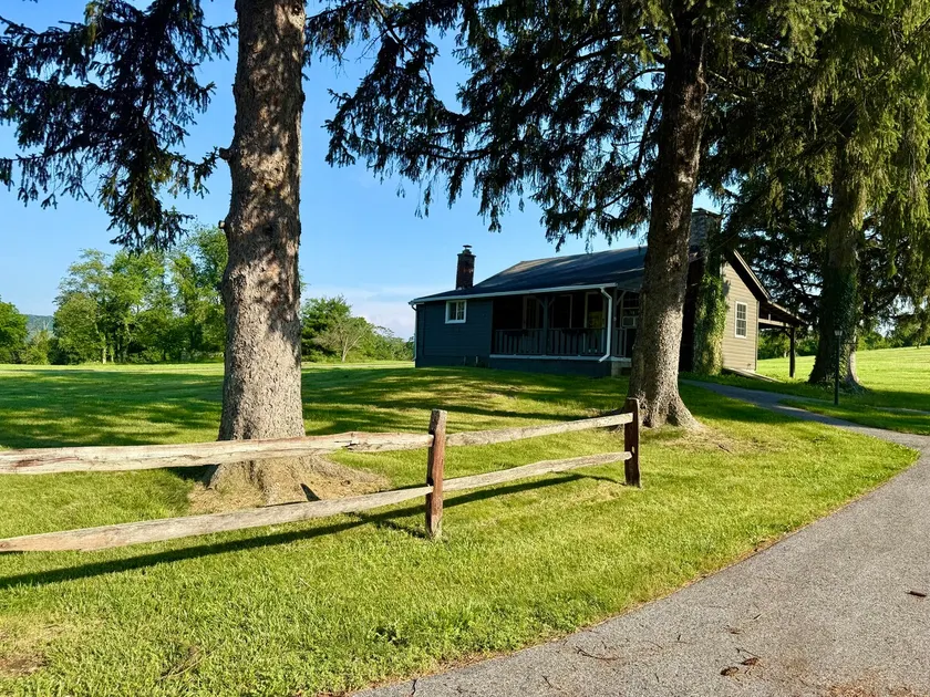 Scenic Hudson Valley Getaway • Farms & Vineyards - Image 1