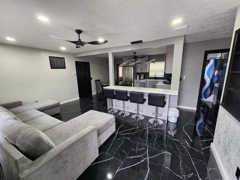 3bed 2bath updated modern home! - Image 1