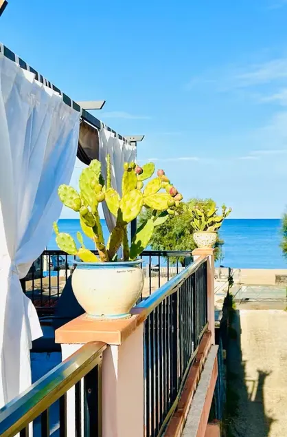 House on the beach - Image 1