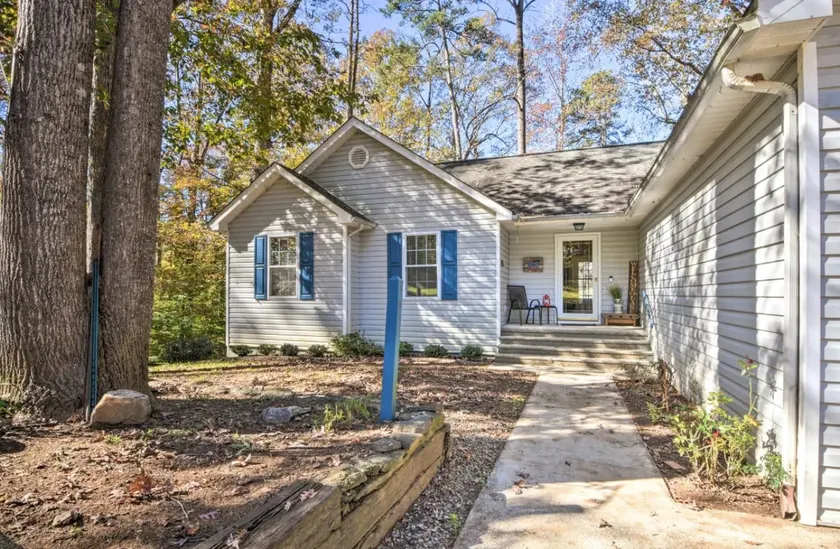 Cozy Lake Hartwell Waterfront Getaway - Image 1