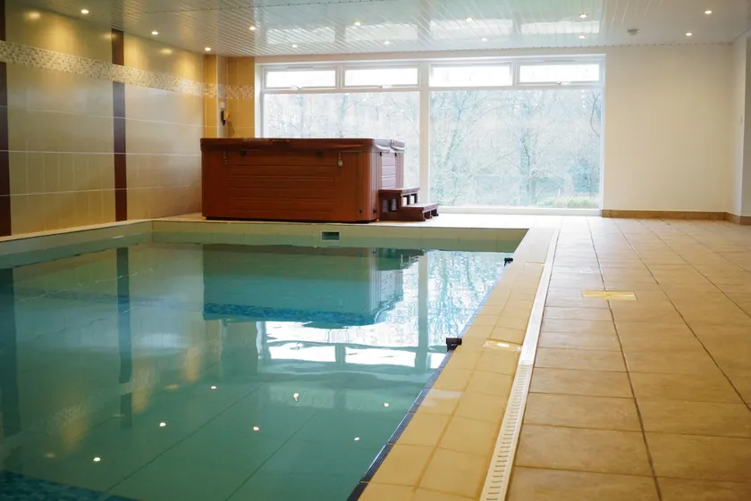 Luxury Apartment with Private Pool and Hot Tub - Image 1