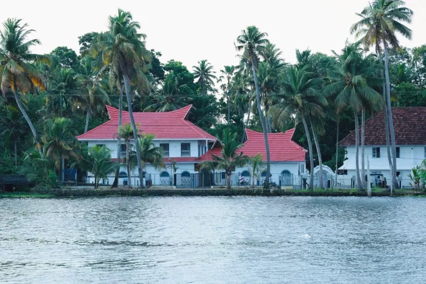 Riverside Bungalow in Alleppey Backwater Sleeps 8 - Image 1