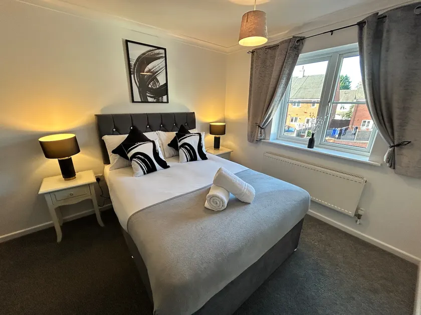 Dovefield House - Modern 3 Bed Home from Home - Alton Towers, Uttoxeter Races - Image 1
